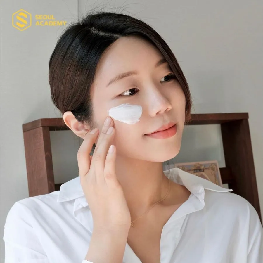 Sau khi đã skincare xong, bạn hãy bôi kem chống nắng giúp bảo vệ làn da khỏi tác động của tia UV gây sạm, nám da