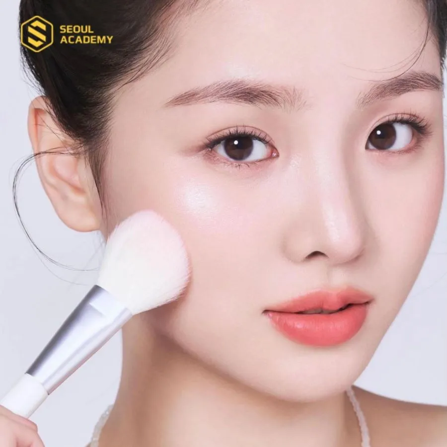 Sau khi đã đánh nền và che khuyết điểm hoàn tất, bạn hãy phủ phấn nhằm khóa lớp nền để hạn chế đổ dầu và trông mịn hơn