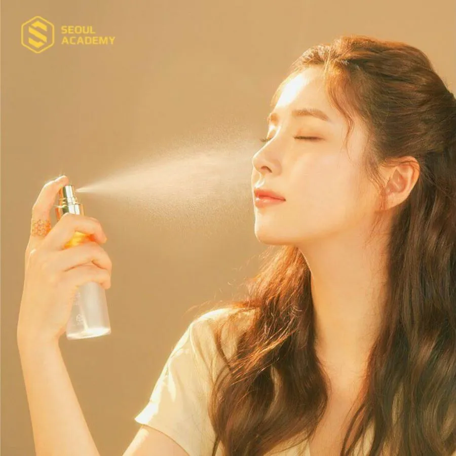 Sau khi đã trang điểm hoàn tất, bạn hãy sử dụng xịt khoáng để nhanh chóng khóa lớp makeup, giúp da bóng mịn hơn