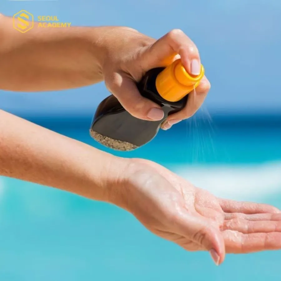 Khi ra nắng quá lâu, bạn có thể sử dụng kem chống nắng dạng xịt hoặc dùng phấn chống nắng để dặm lại lớp makeup