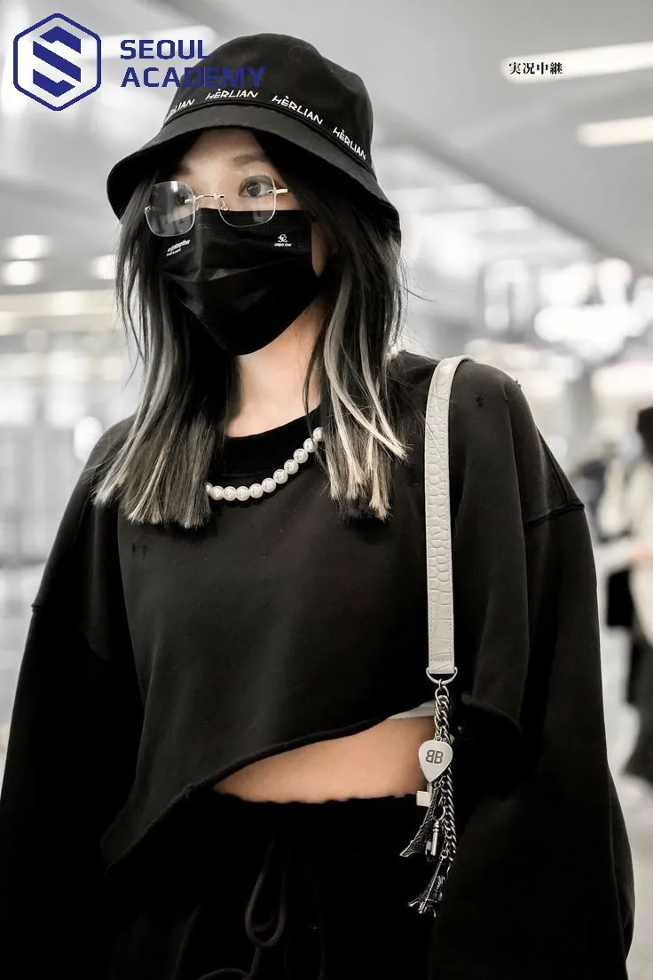 Highlight trắng bạch kim tạo điểm nhấn sắc sảo, cá tính riêng biệt cho cô nàng mạnh mẽ