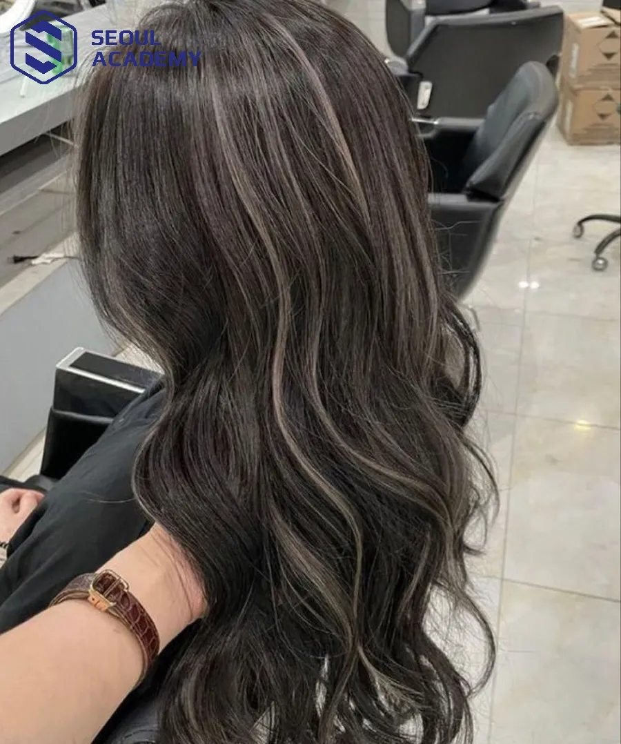 Kiểu nhuộm highlight ẩn giúp bạn tỏa sáng ấn tượng khi cần