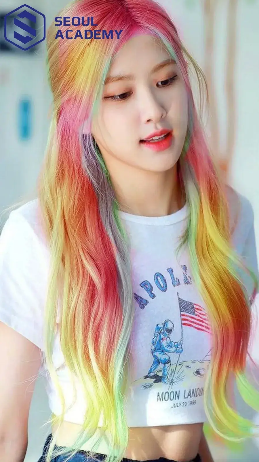 Nổi bần bật giữa đám đông với mái tóc cầu vồng rực rỡ