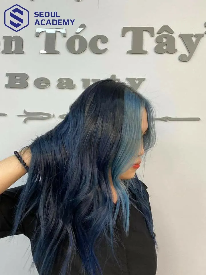 Thêm một vài nét chấm phá hiện đại trên nền tóc đen truyền thống giúp tăng sức hút cho tổng thể của bạn