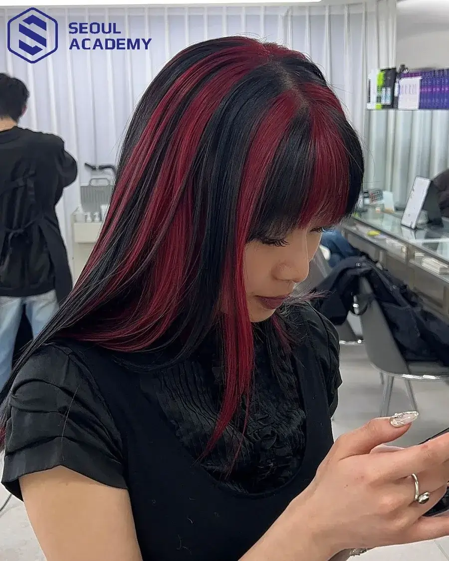 Highlight màu nâu đỏ rực rỡ giúp bạn nổi bật