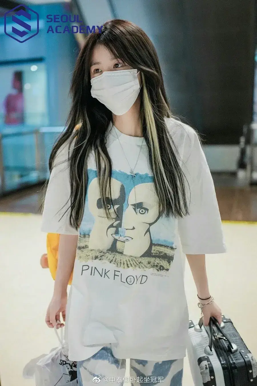 Thần thái sang chảnh ngút ngàn nhờ điểm nhấn vàng ánh kim thời thượng