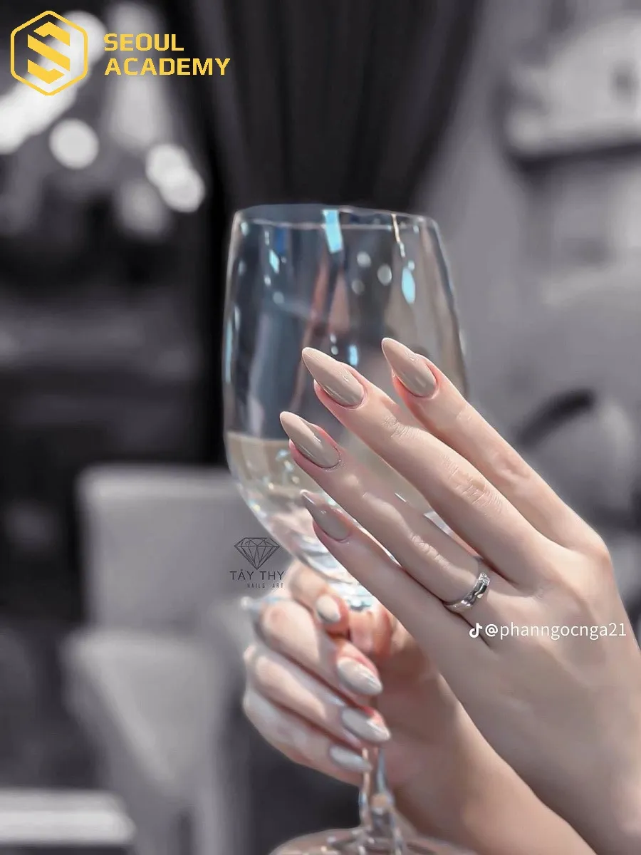 Xu hướng sơn móng tay của năm 2026 là sự thanh lịch, tôn lên vẻ đẹp tự nhiên của đôi bàn tay