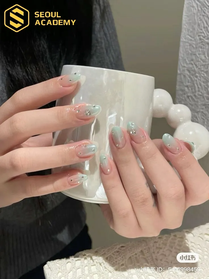 Sơn móng xanh bạc hà thêm hiệu ứng óng ánh hiện đại rất thích hợp với làn da trung tính