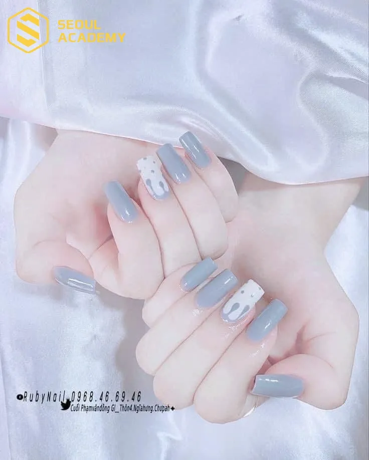 Sơn móng xanh bạc hà kết hợp cùng màu trắng rất phù hợp với những cô nàng có da trắng