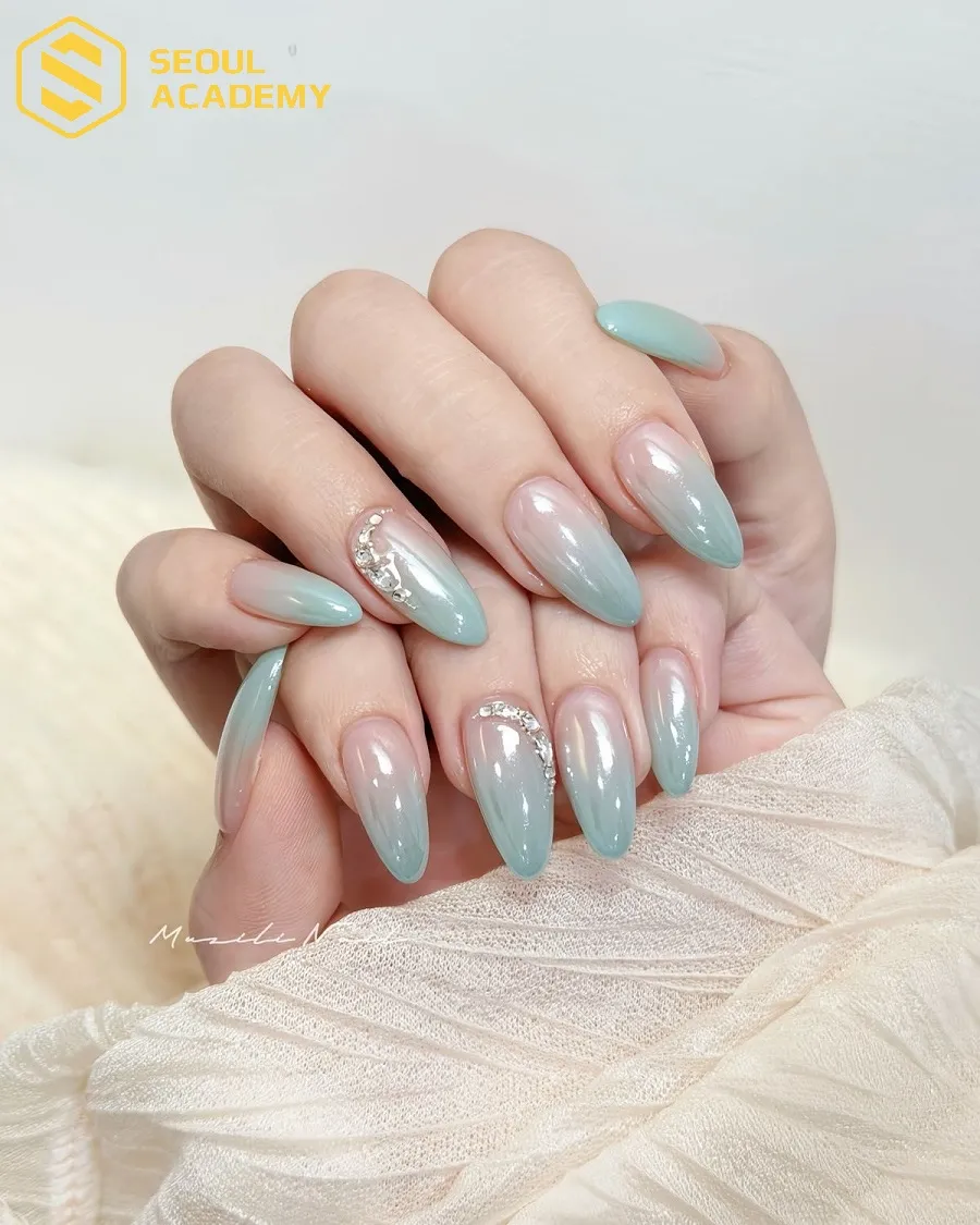 Kết hợp ombre sơn móng màu xanh bạc hà phù hợp với cô nàng theo đuổi phong cách nữ tính, yêu thiên nhiên