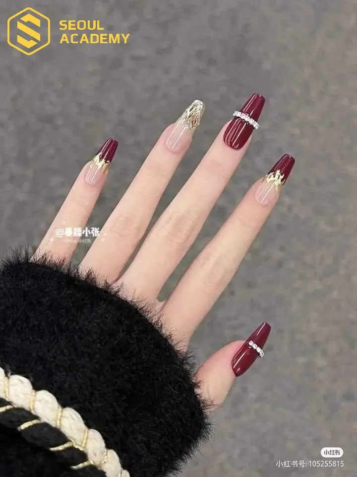 Màu sơn đỏ cà chua rực rỡ phù hợp cho làn da trung bình