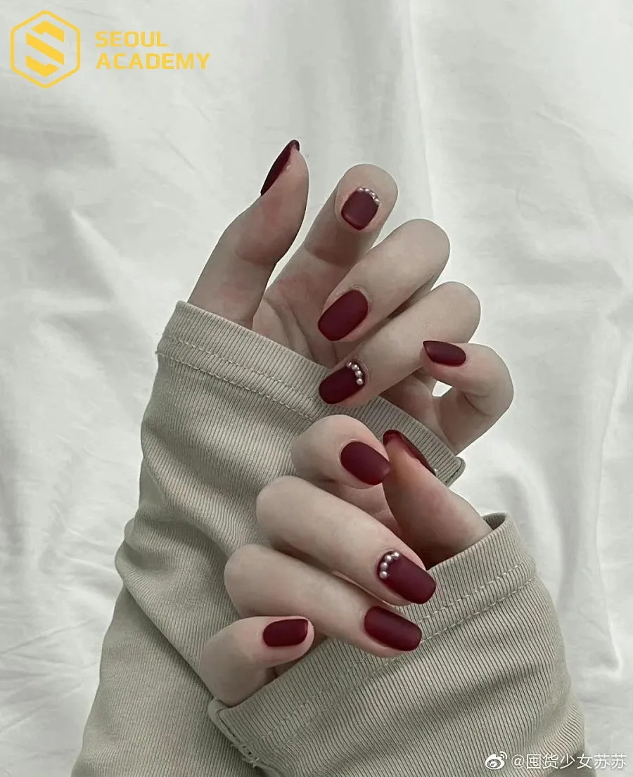 Sơn móng màu đỏ matte hiện đại, mạnh mẽ rất lý tưởng da ngăm