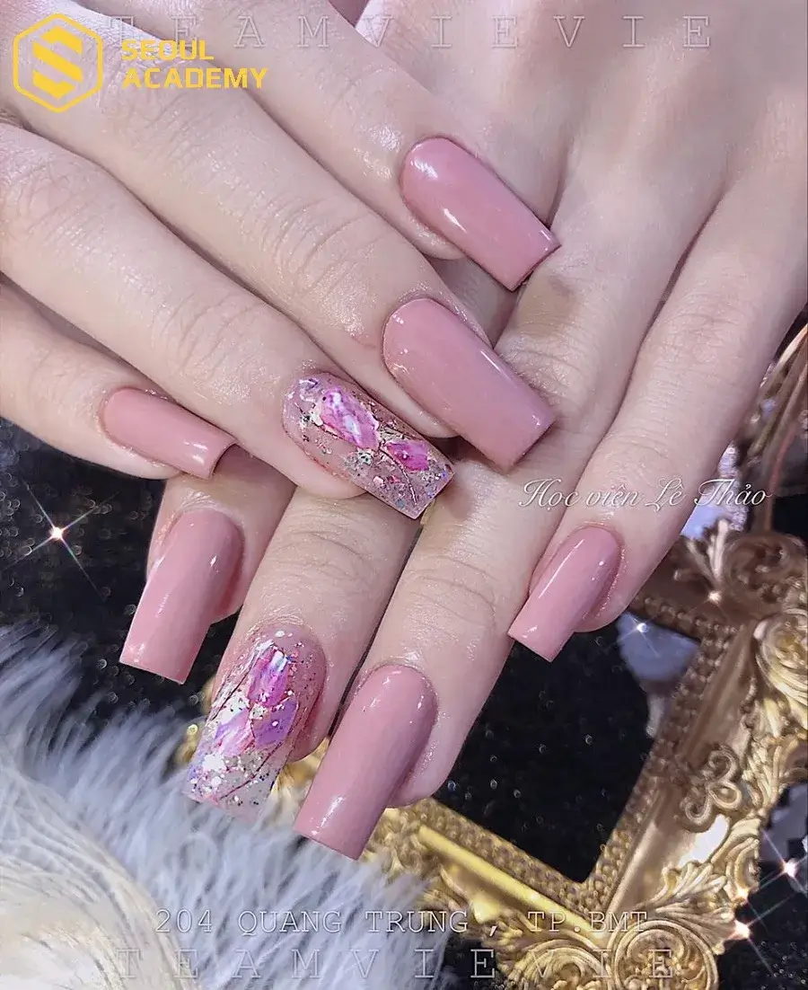 Tông màu hồng đất sang trọng, trưởng thành rất phù hợp với người có da ngăm