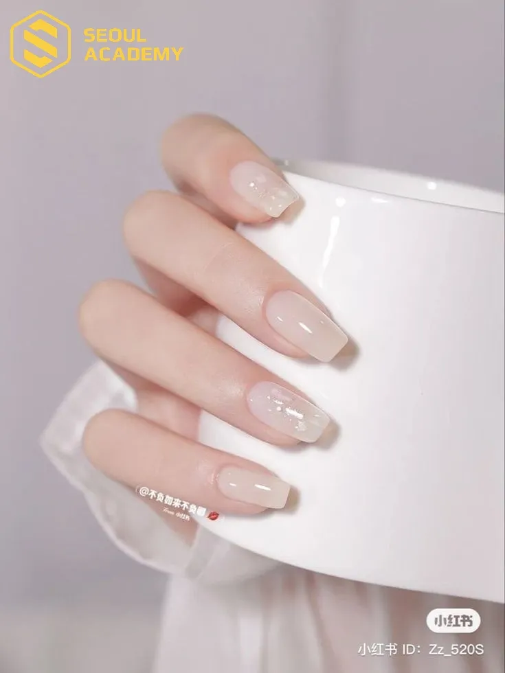 Nail màu trắng sữa sheer mang đến cảm giác nhẹ nhàng, trong veo hợp với những dịp hàng ngày hoặc gặp gỡ bạn bè