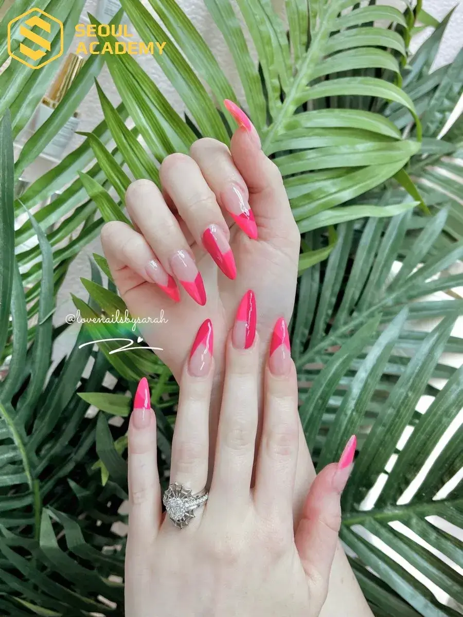 Tông sơn móng màu hồng neon tươi sáng, nổi bật là lựa chọn lý tưởng cho da trắng, đặc biệt là những dịp hè