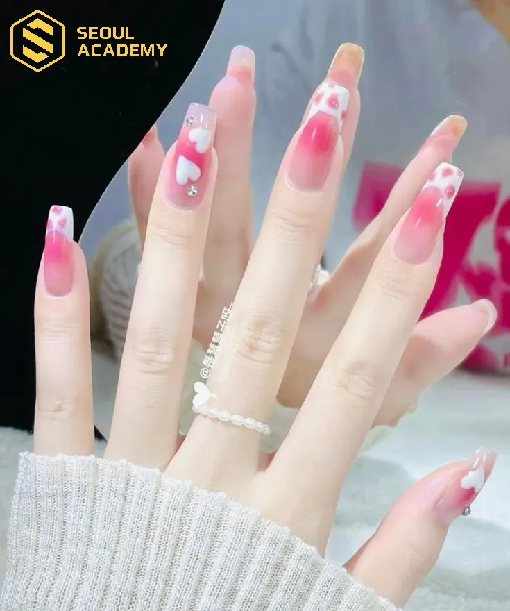 Kết hợp sơn móng màu hồng ombre với trắng tinh tế, mượt mà phù hợp với mọi lứa tuổi
