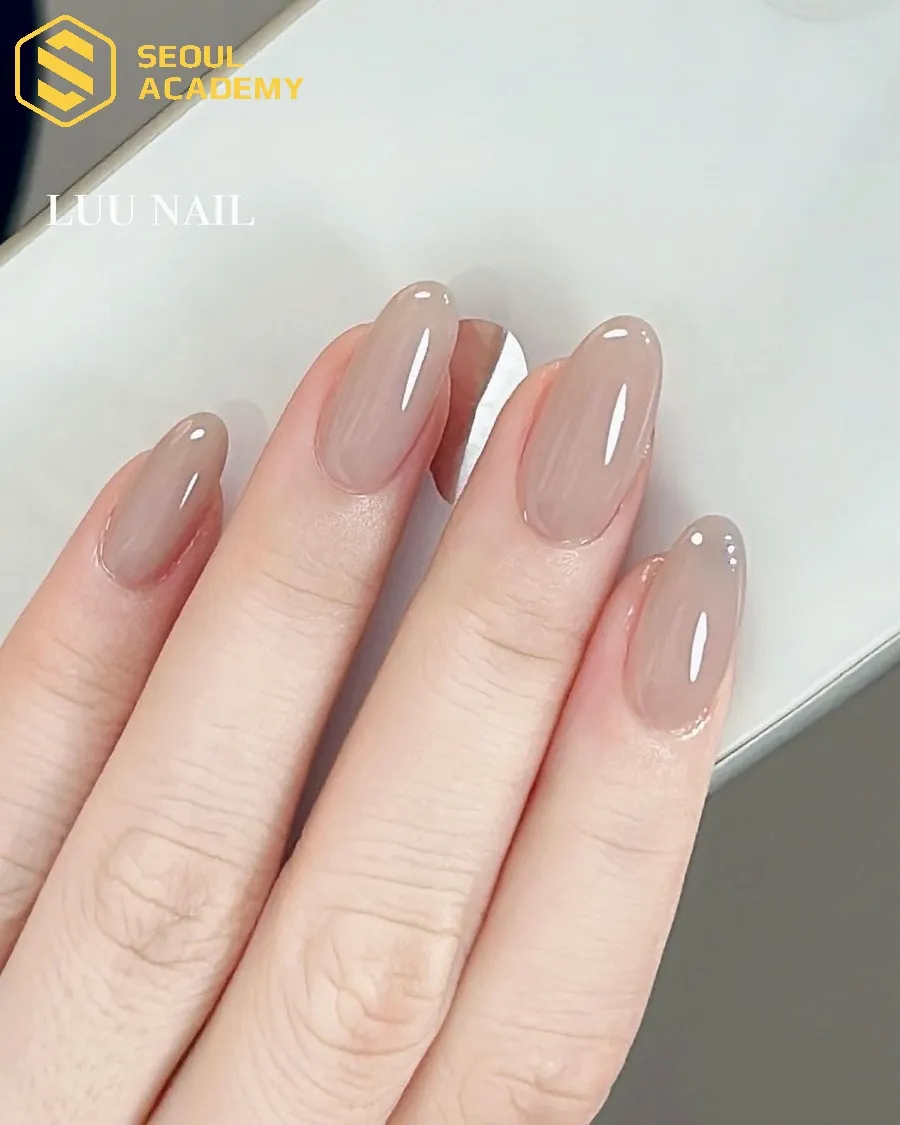 Sơn móng màu nâu caramel nhạt ngọt ngào, ấm cúng rất phù hợp cho những buổi hẹn hò