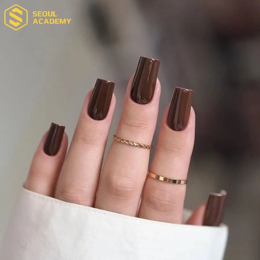 Sơn móng màu nâu espresso đậm vừa mạnh mẽ vừa chuyên nghiệp rất phù hợp với da ngăm