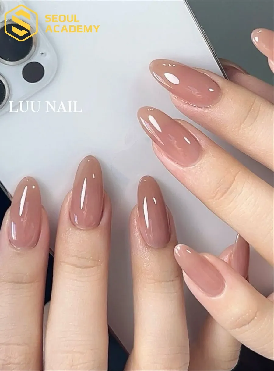 Lựa chọn sơn móng màu nude hồng đất ấm áp, nữ tính rất phù hợp với cô nàng có da ngăm