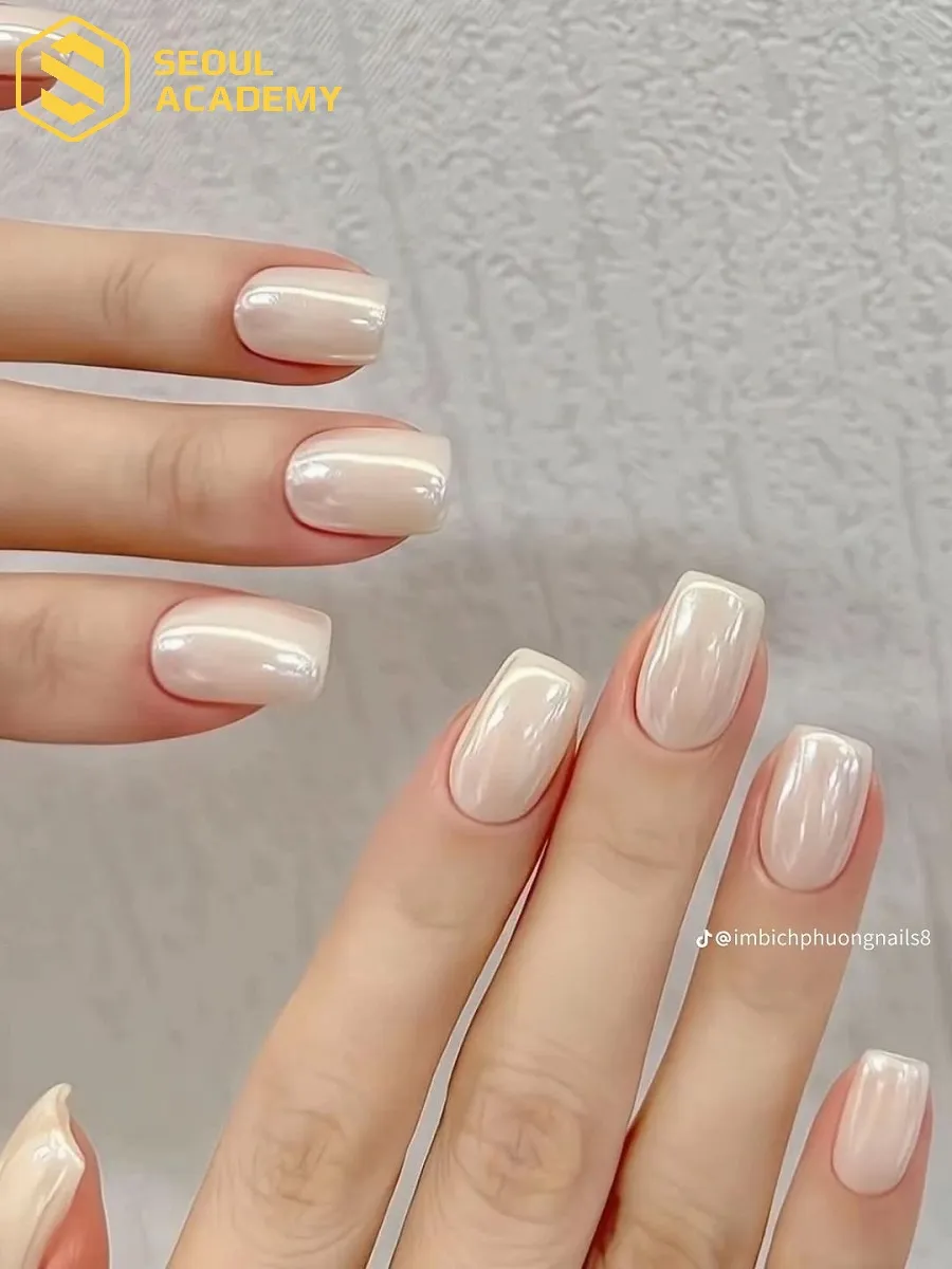 Mẫu sơn móng trắng ngọc trai lấp lánh mang đến sự sang trọng phù hợp cho da trung bình, những buổi tiệc tối