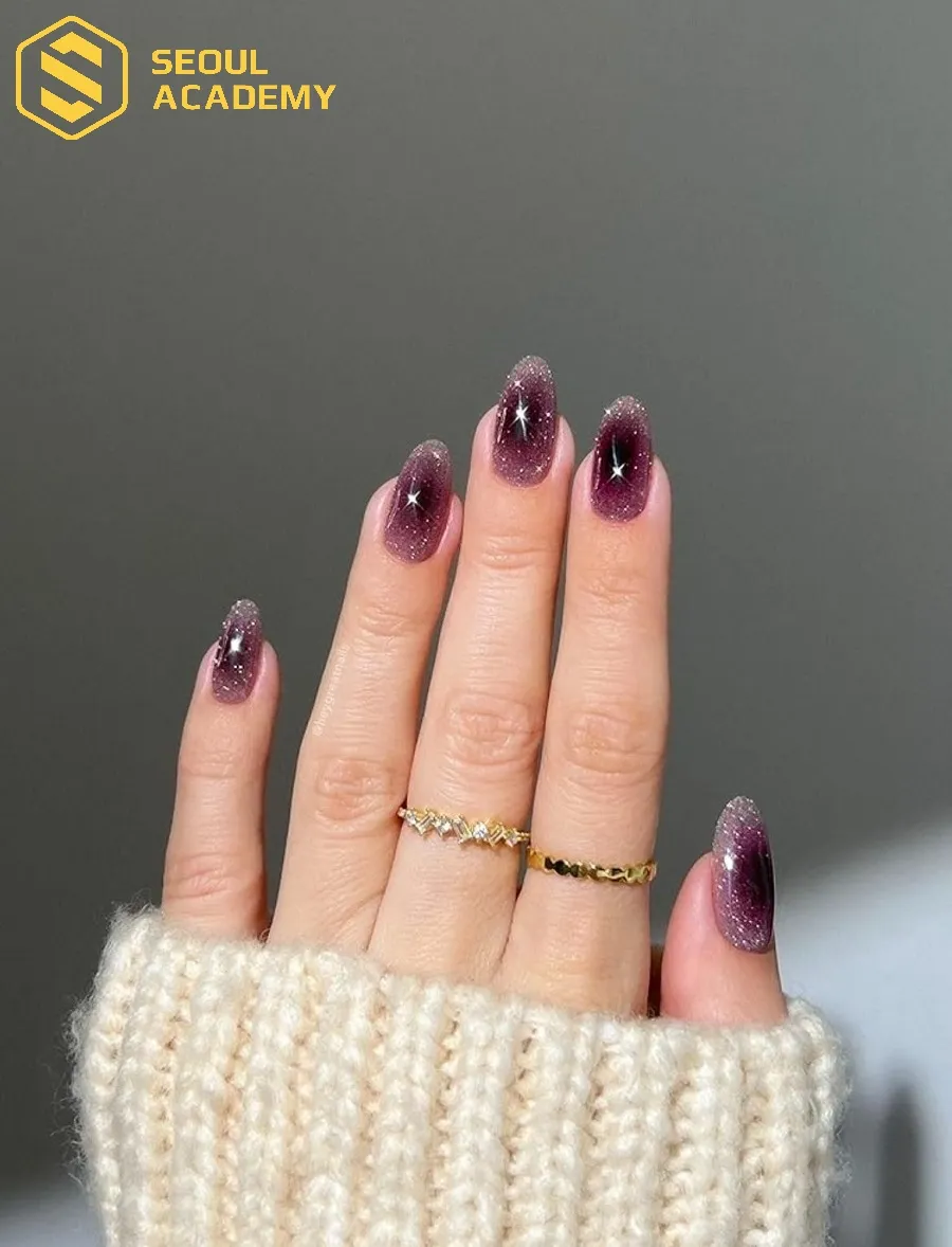 Gam màu tím đậm trong sơn móng vừa bí ẩn vừa sang trọng cực kỳ thích hợp với cô nàng có làn da trung bình