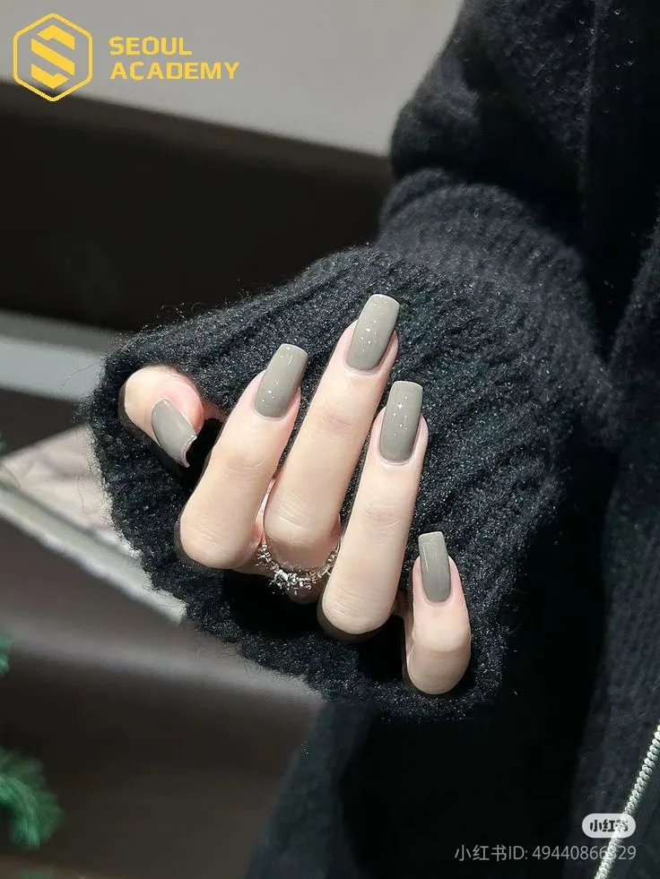 Gam màu xám tro nhạt trên nền móng tối giản nhưng lại vô cùng tinh tế, rất thích hợp cho cô nàng có da trắng