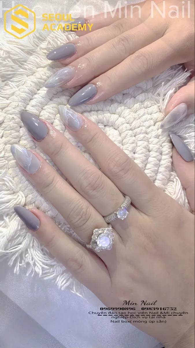 Sơn móng tay màu xám đa vừa mạnh mẽ vừa cá tính cực kỳ thích hợp cho cô nàng có da ngăm
