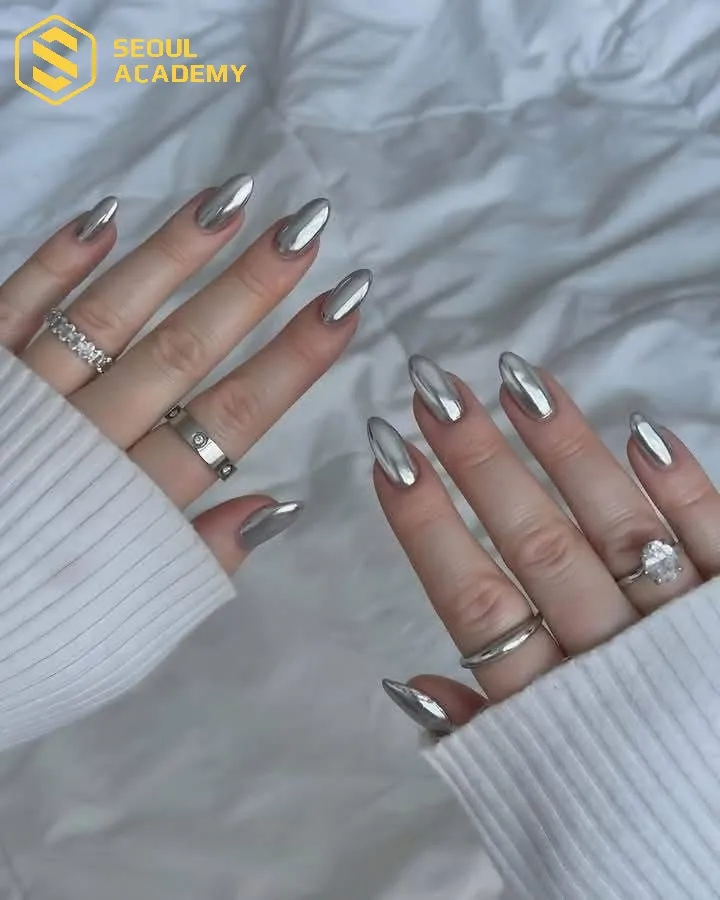 Mẫu sơn móng xám kết hợp thêm ánh kim lấp lánh, hiện đại lý tưởng cho mọi làn da và mọi buổi tiệc