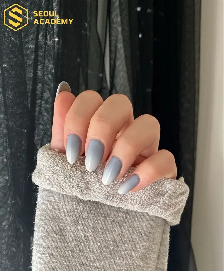 Kết hợp ombre màu xám với gam màu trắng phù hợp cho những buổi dạo phố của cô nàng cá tính