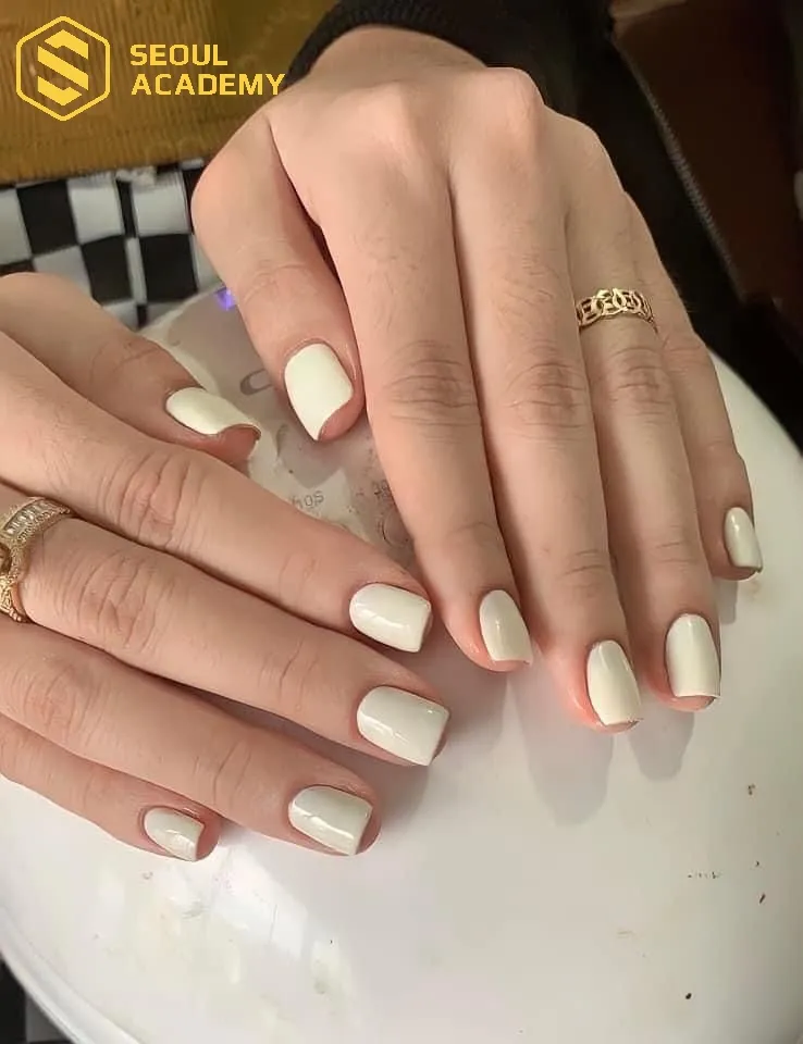 Trắng matte mờ mang đến cảm giác hiện đại rất lý tưởng cho làn da ngăm