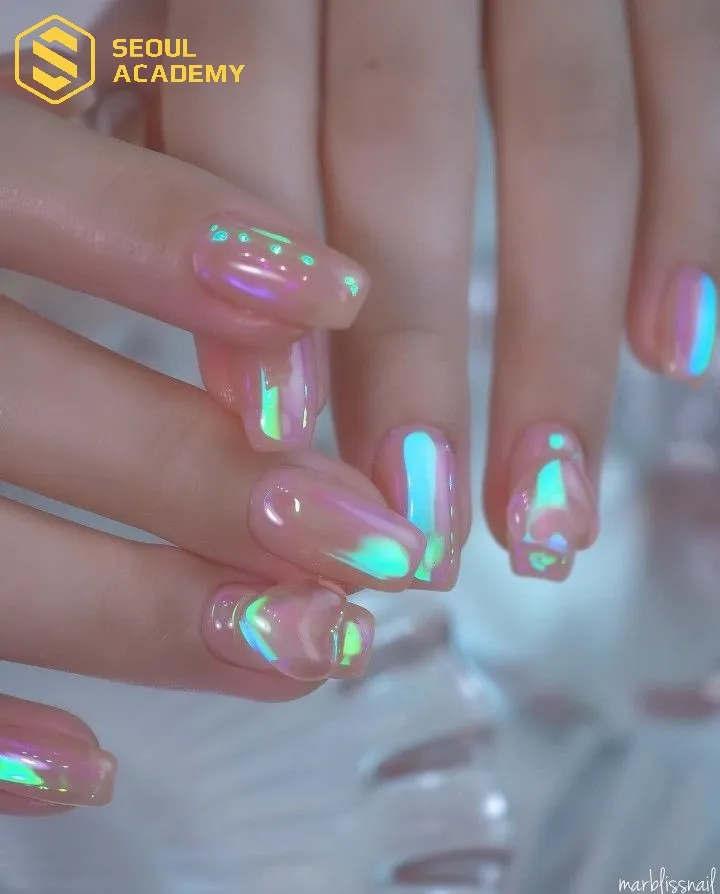 Hiệu ứng chuyển sắc lấp của metallic ombre cực kỳ phù hợp với những cô nàng sành điệu