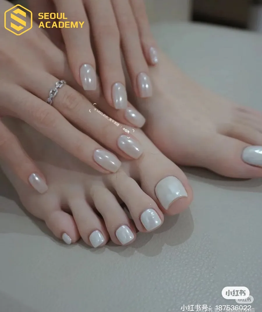 Sơn móng màu bạc kết hợp thêm hiệu ứng gương bóng vừa sang vừa lấp lánh phù hợp với những cô nàng có làn da trung bình