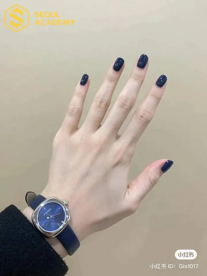 Sơn móng màu navy đậm cổ điển vừa mạnh mẽ vừa chuyên nghiệp rất hợp da ngăm