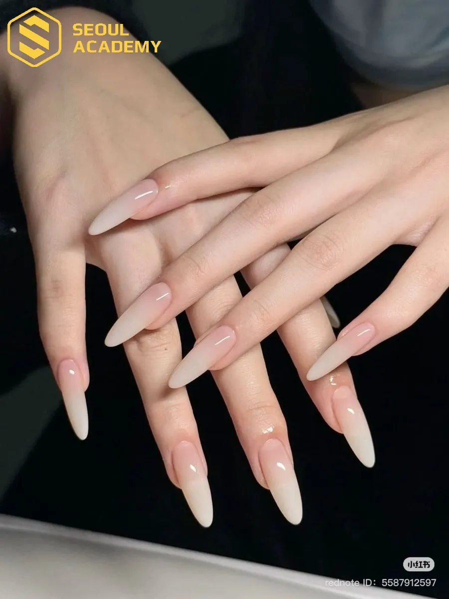 Nail màu trắng ombre chuyển sắc mượt mà mang vibe thư giãn phù hợp với những đi du lịch, nghỉ dưỡng