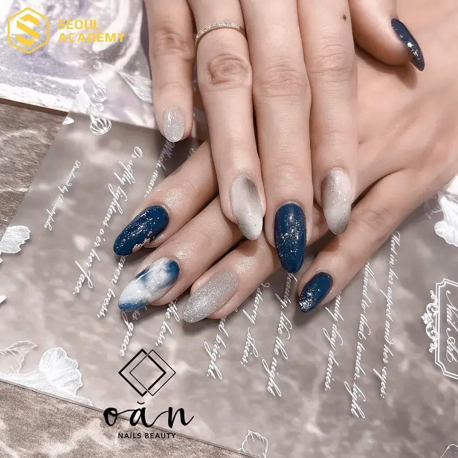 Sáng tạo với sự kết hợp màu xanh navy với họa tiết sao huyền bí