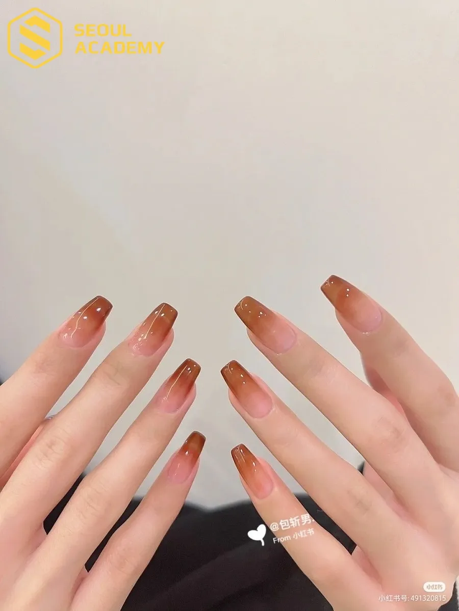 Tạo hiệu ứng ombre cuốn hút cho móng tay màu cam đất