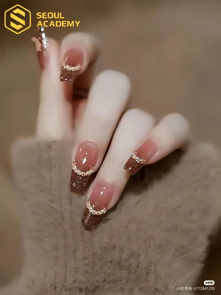 Thiết kế móng màu cam đất nữ tính, ngọt ngào cho cô nàng mơ mộng