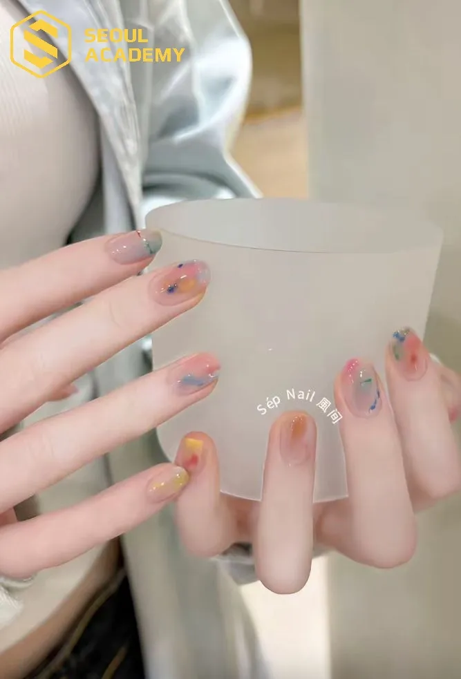 Phối sơn móng màu pastel đa sắc nhẹ nhàng, dễ thương phù hợp với cô nàng nhõng nhẽo