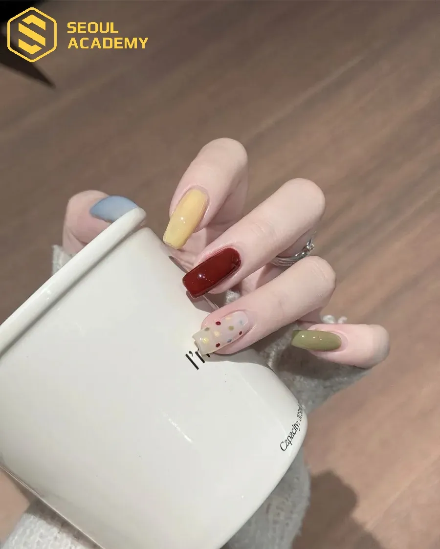 Gam màu sơn móng ấm áp, tự nhiên rất phù hợp với cô nàng da ngăm