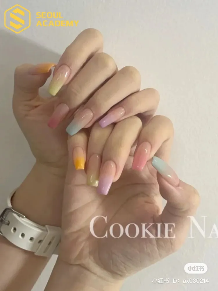 Sơn móng kết hợp ombre đa màu vô cùng nghệ thuật, cá tính