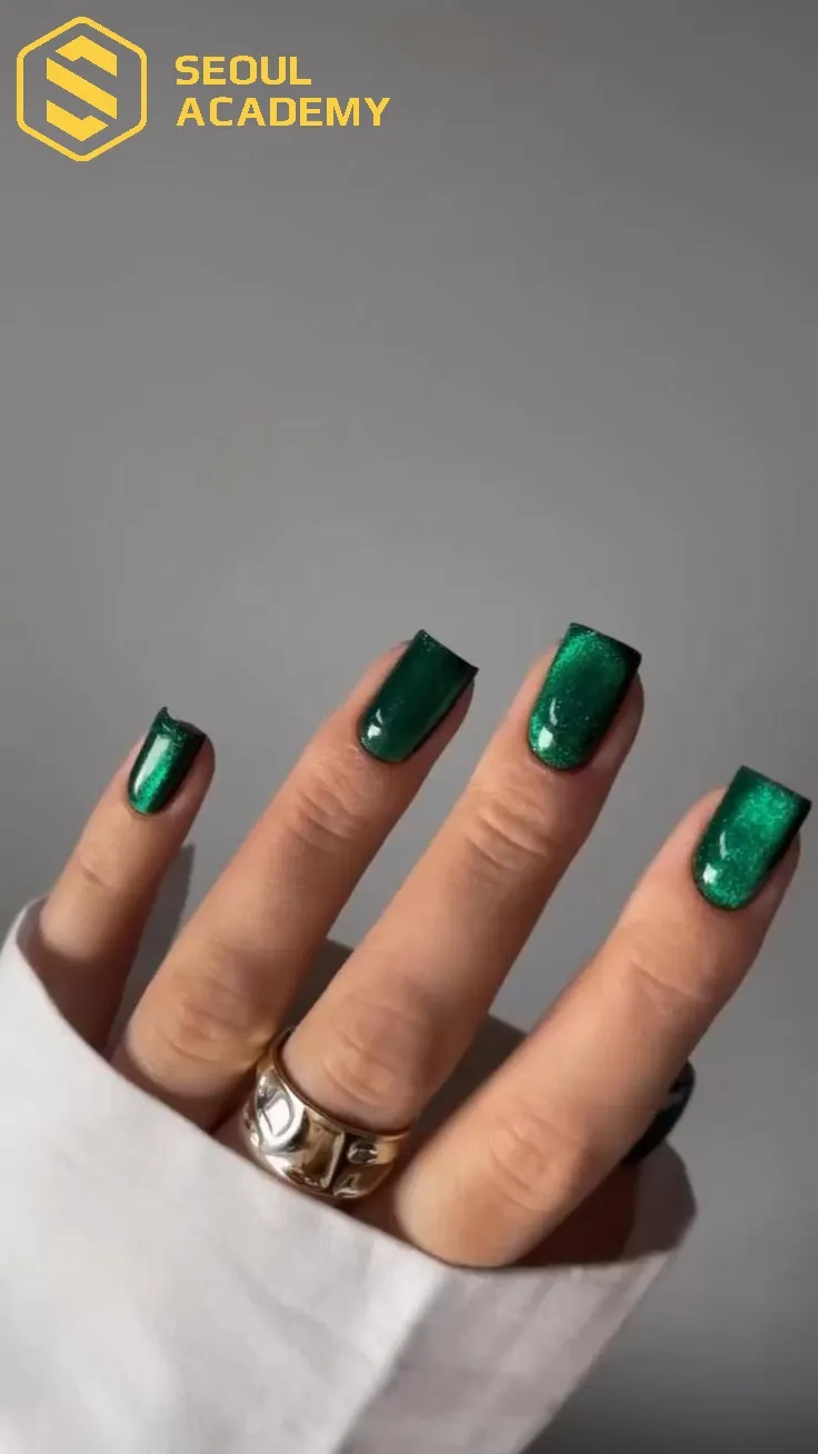 Xanh lá đậm metallic lý tưởng cho làn da trắng, phù hợp với những buổi tiệc đêm