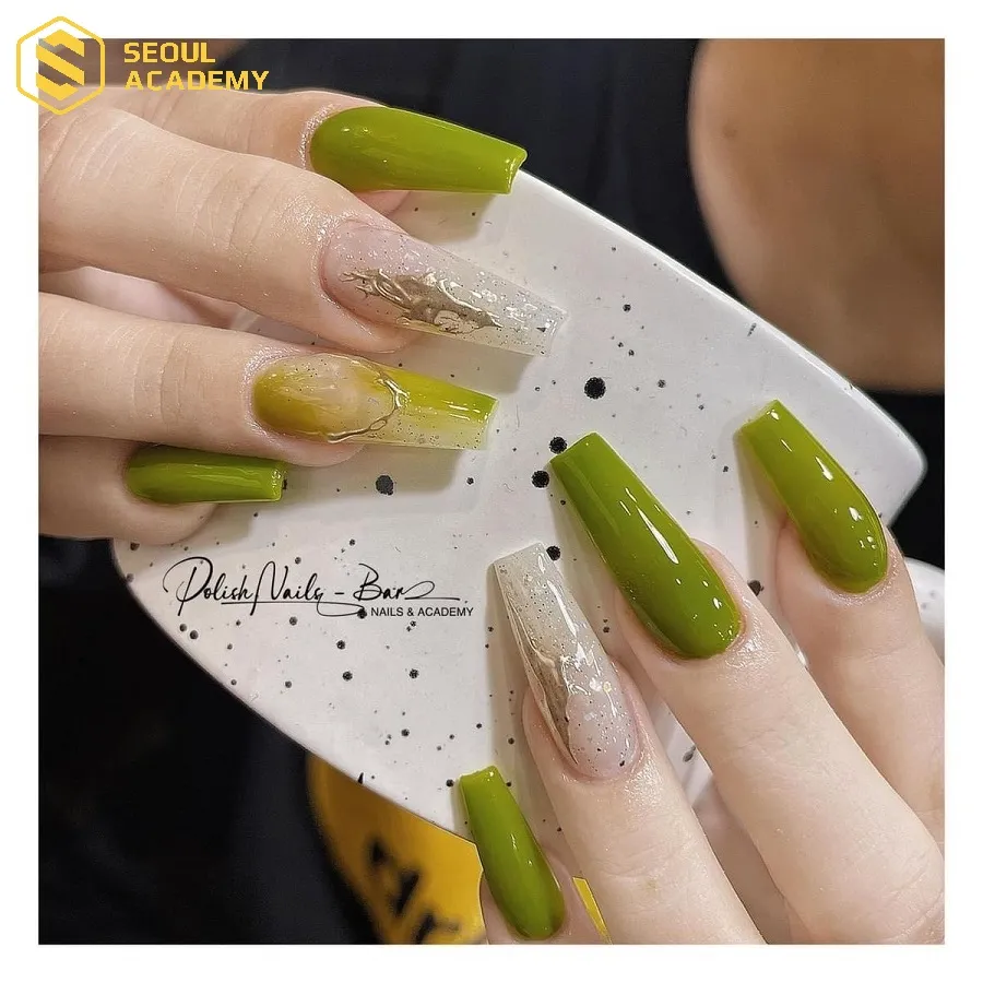 Nail xanh lá đậm ombre mang lại sự sang trọng, phù hợp với mọi tông da