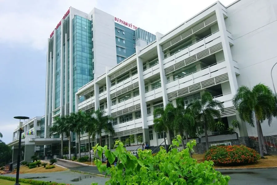 Đây là ngôi trường đầu tư mạnh về cơ sở vật chất hiện đại, hệ thống phòng Lab lớn cùng chương trình liên kết với các doanh nghiệp về sản xuất - kỹ thuật