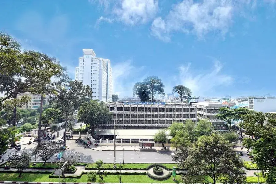 Mặc dù mức học phí cao nhưng đi kèm với chất lượng đào tạo xuất sắc, đội ngũ giảng viên luôn là Thạc sĩ, Tiến sĩ