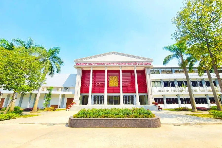 Điểm chuẩn của UTH khá đa dạng và có nhiều ngành dễ tiếp cận, với điểm đầu vào từ 19 - 23 điểm trong những năm gần đây