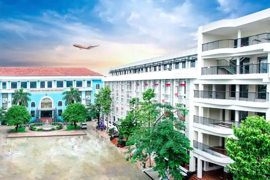 Là một trong các trường đại học công lập ở TPHCM khá đông sinh viên, đầu tư nhiều cơ sở vật chất hiện đại