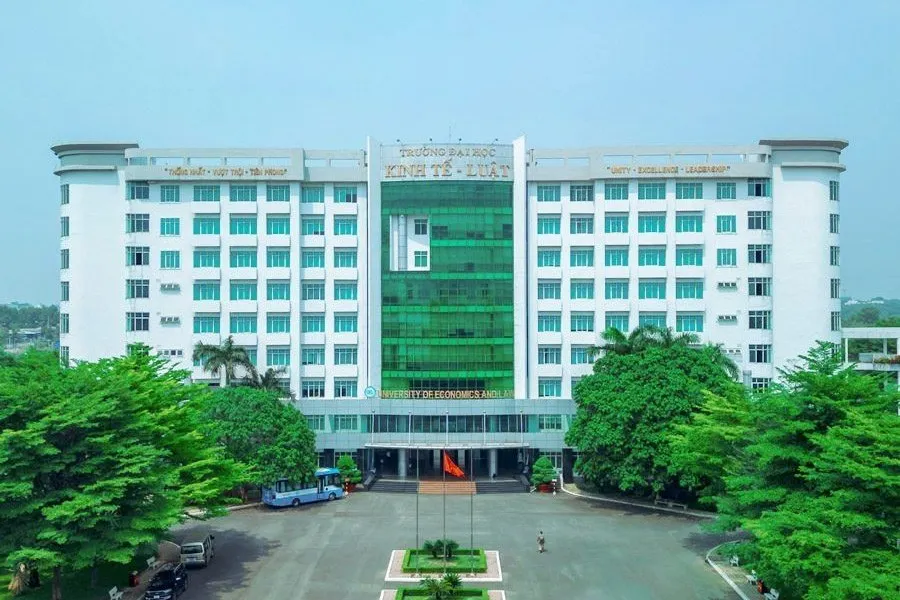 Trường Đại học Kinh tế - Luật là ngôi trường tập trung đào tạo hai nhóm chính là khối kinh tế - quản trị, cùng khối luật - quản trị nhà nước