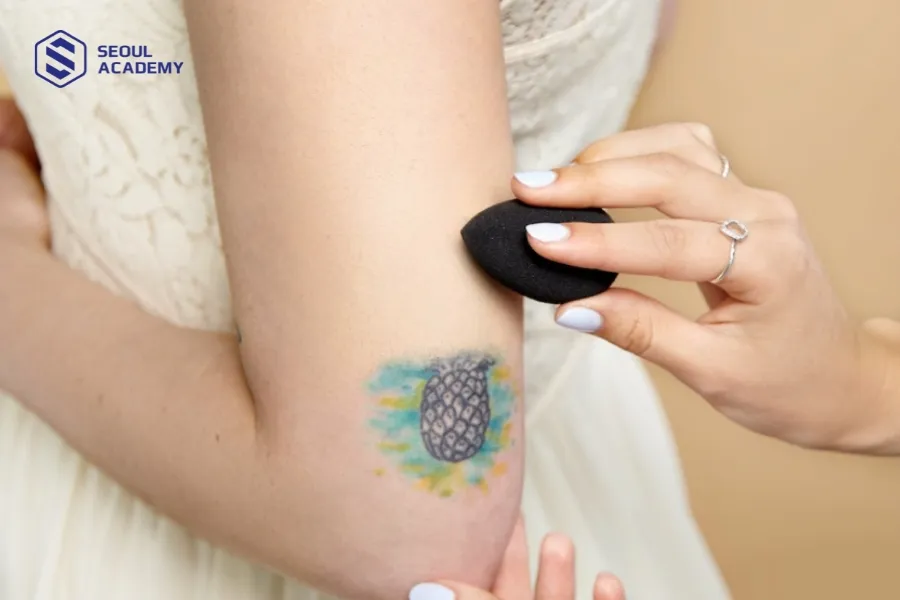 Che hình xăm bằng kem che khuyết điểm