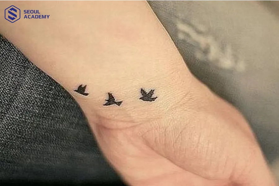 Dùng bút đồ lên và giải thích với giáo viên là bút vẽ, không phải xăm