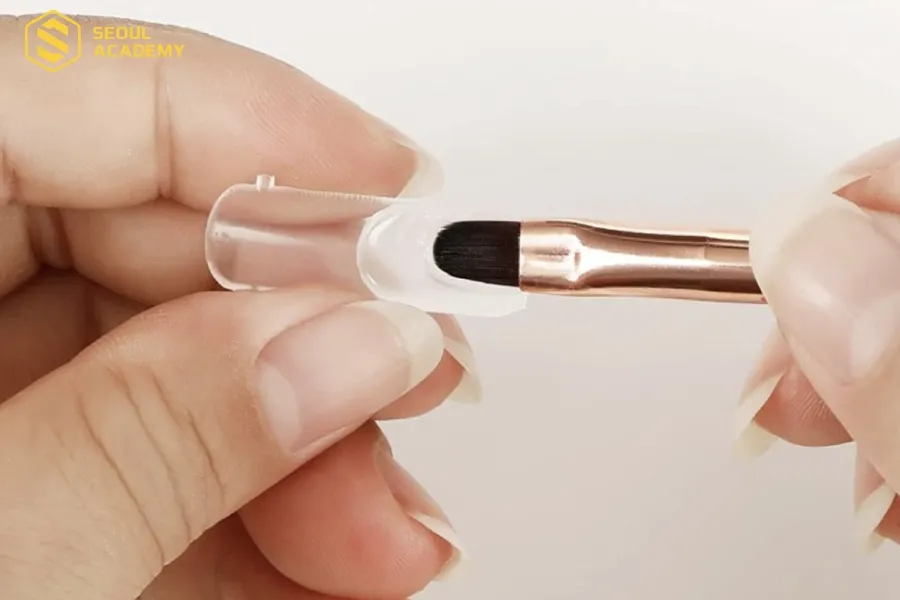 Đẩy gel đều toàn bộ móng úp và úp vào móng